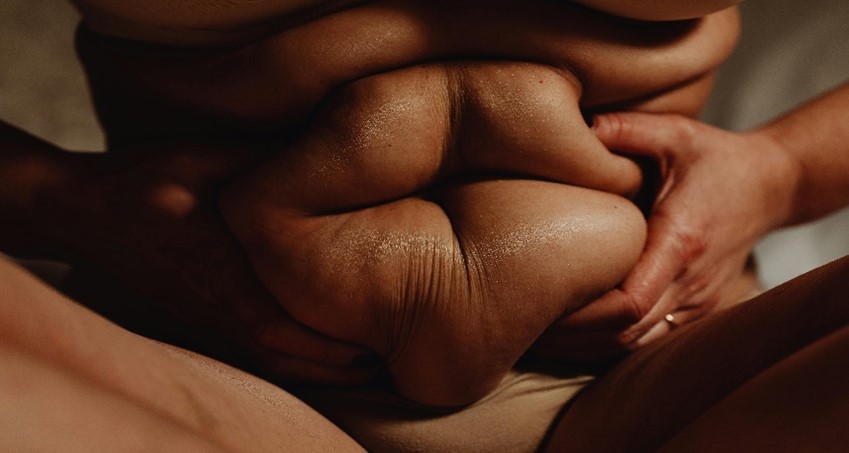 FOTO DE UMA BARRIGA FEMININA COM ADIPOSIDADE