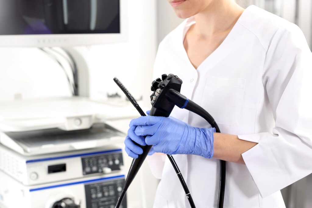 FOTO DE UM PROFISSIONAL COM ENDOSCOPICO