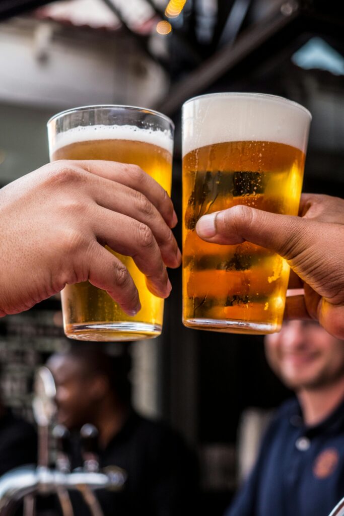 FOTO DE DOIS COPOS DE CERVEJA 