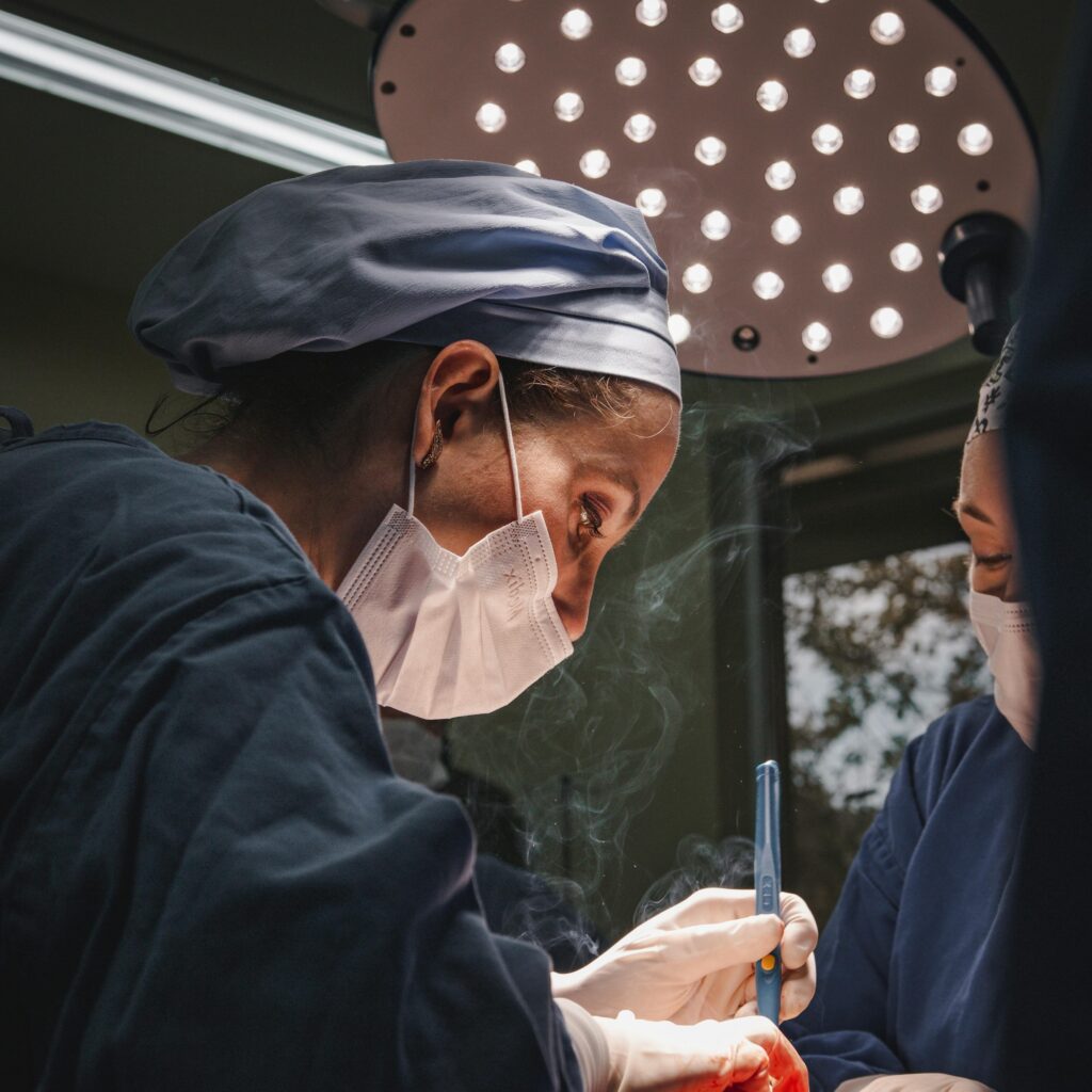 FOTO DE UM CENARIO DE CIRURGIA
