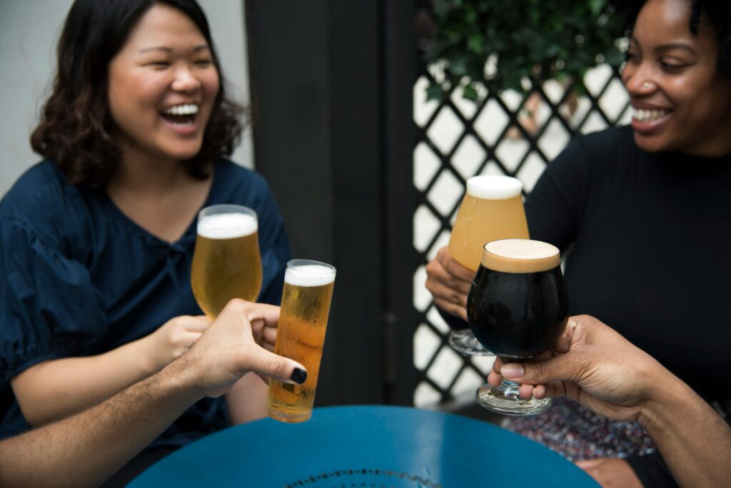 MULHERES BEBENDO CERVEJA