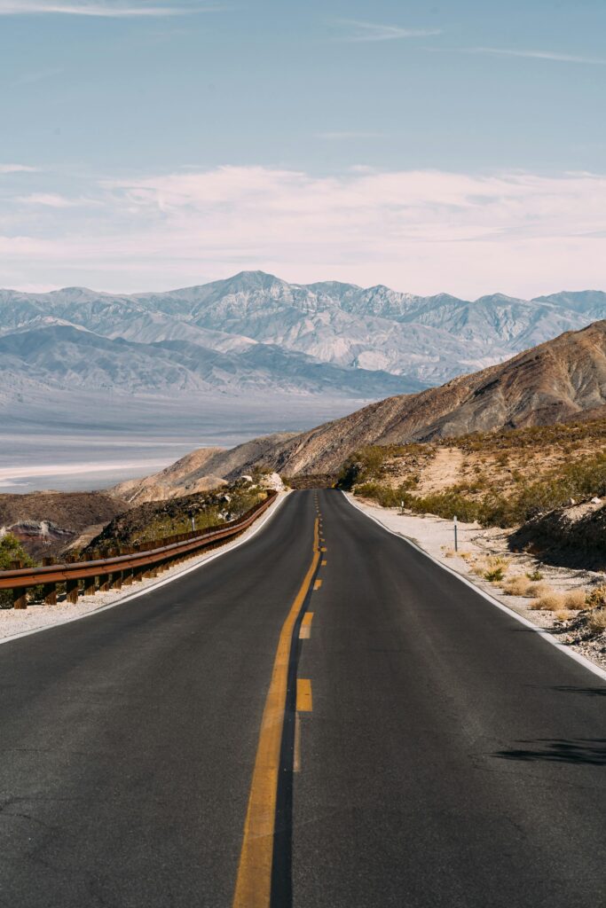 FOTO DE UMA ESTRADA SEM FIM
